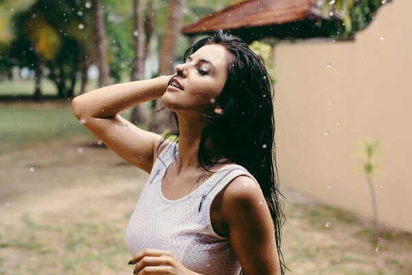 Brünette im Sommerregen