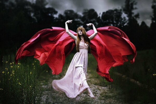 Barfuß Mädchen in einem langen Kleid