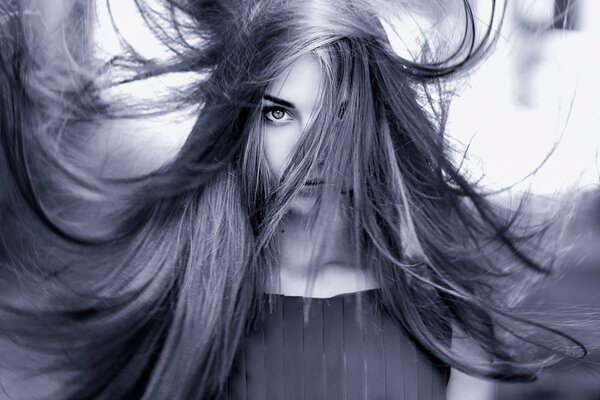 Mädchen mit langen Haaren schaut in die Kamera