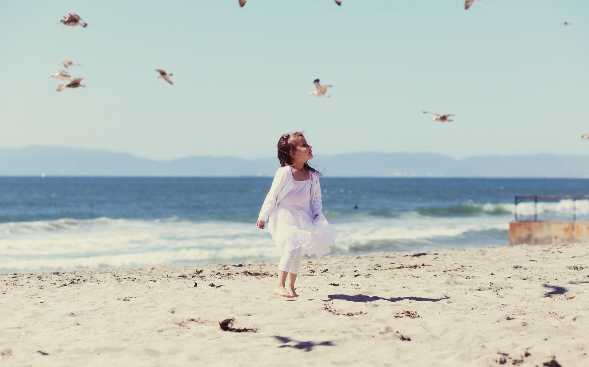stimmungen kinder mädchen vögel vögel strand sand fußabdrücke meer wasser welle wind hintergrund tapete widescreen vollbild widescreen widescreen
