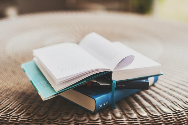 OFFENES BUCH AUF DEM TISCH