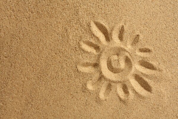 Bemalte Sonne auf goldenem Sand