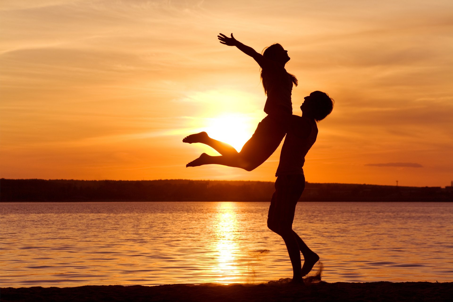 sonnenuntergang sinnlichkeit freude liebe leidenschaft paar gefühle freiheit zärtlichkeit unterstützung sonnenuntergang romantik beziehungen