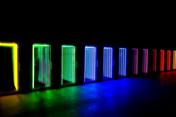Anzeige der Tür im Neonlicht