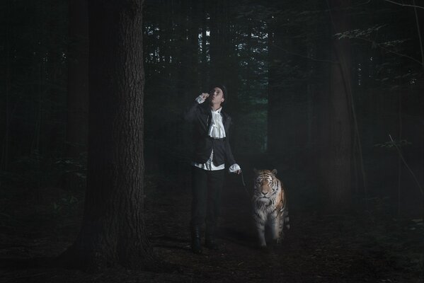 Mann mit Tiger spazieren im Wald