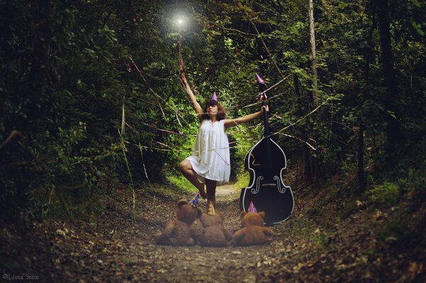Mädchen mit Kontrabass im Wald