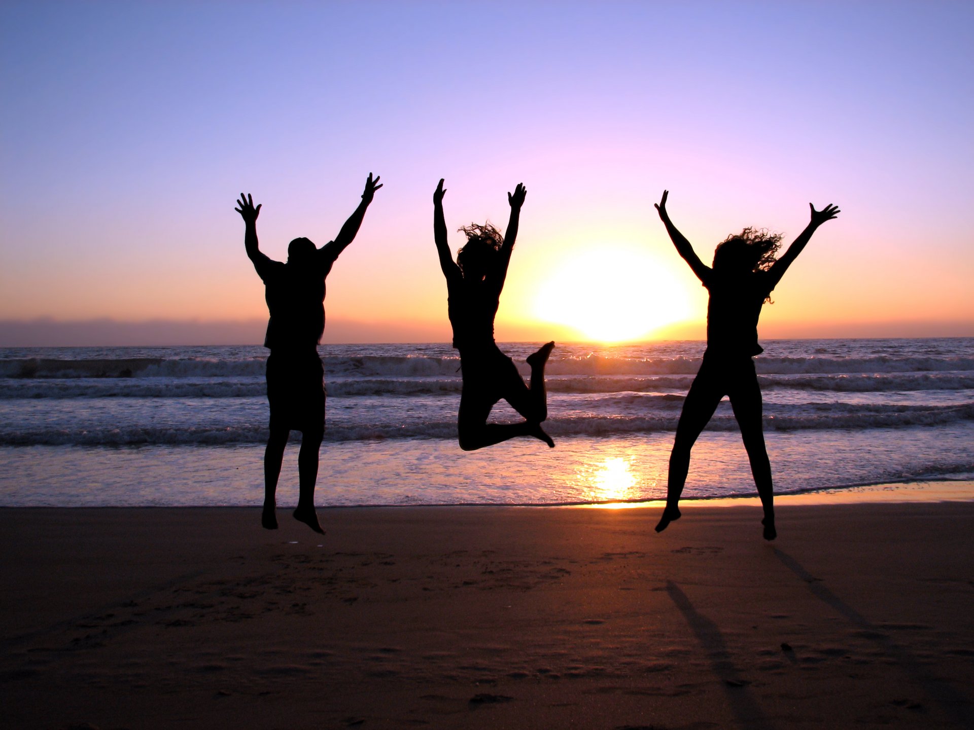 drei freude sprung weiblich kerl meer sonnenuntergang ufer strand