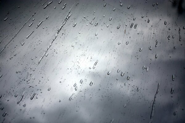 Der Regen hinter Glas ist schwarz und weiß