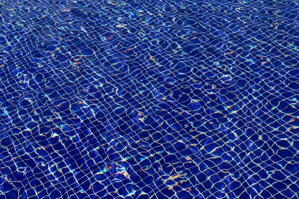 Die Textur im Pool ist ungewöhnlich hell