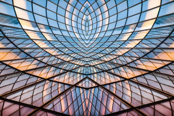 Glasmalerei mit bunten Linien
