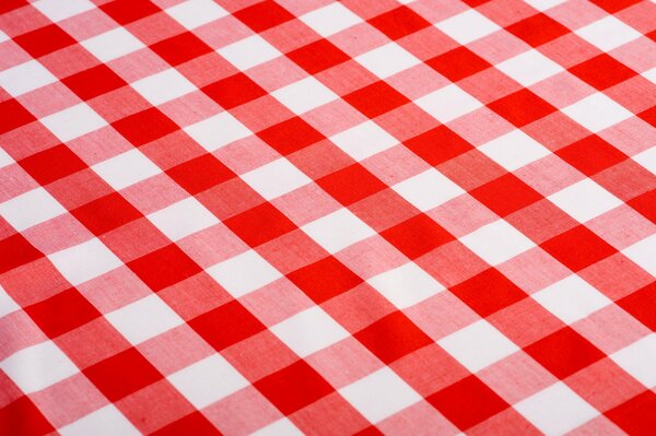 Tischdecke mit rotweißem Karomuster