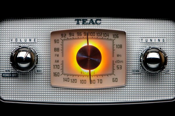 Altes Radio in grauer Farbe auf Englisch