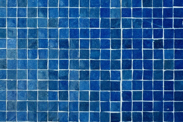 Mosaik-Fliesen mit blauen Quadraten