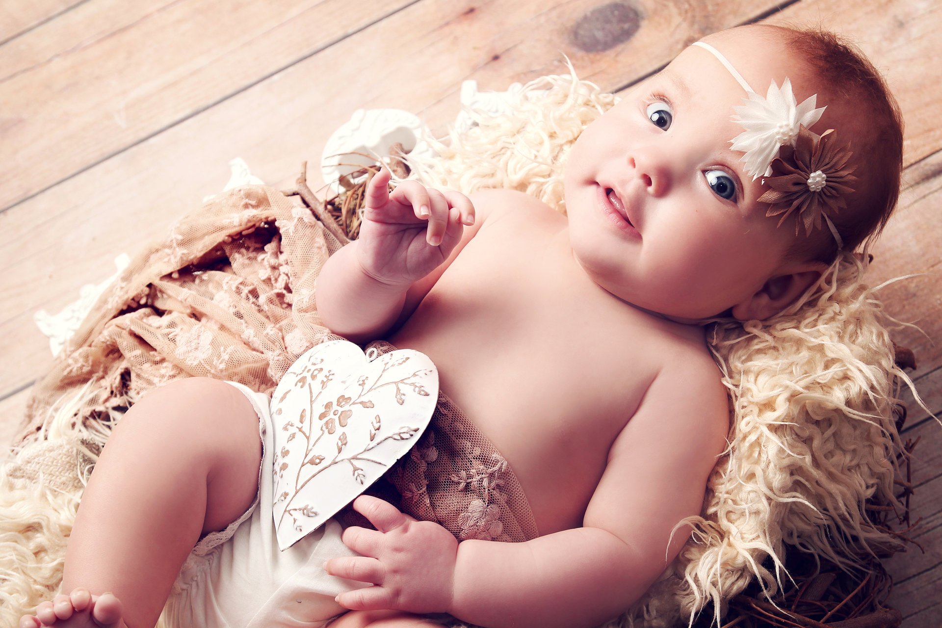 schönes mädchen glückliches baby blaue augen neugeborenes baby engel lustig neugeborenes kinder herz