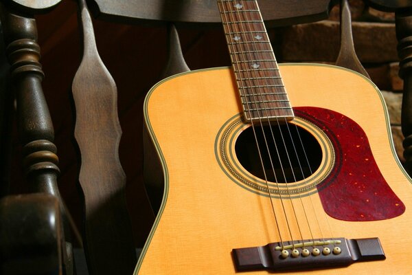 Die Gitarre liegt auf einem Stuhl