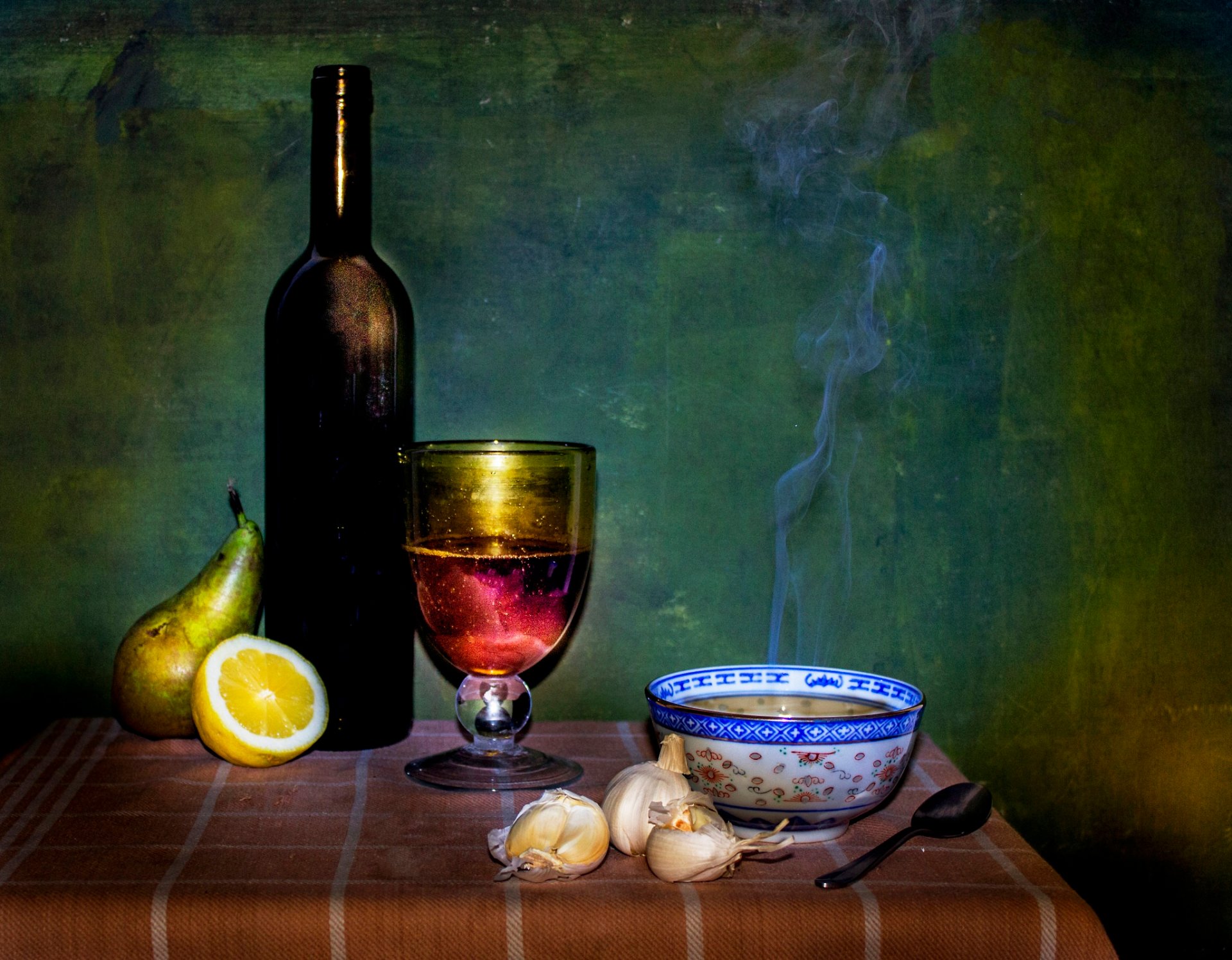 suppenschüssel flasche teller tisch stillleben