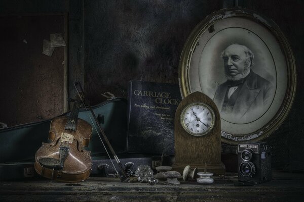 Geige, Uhr und altes Foto