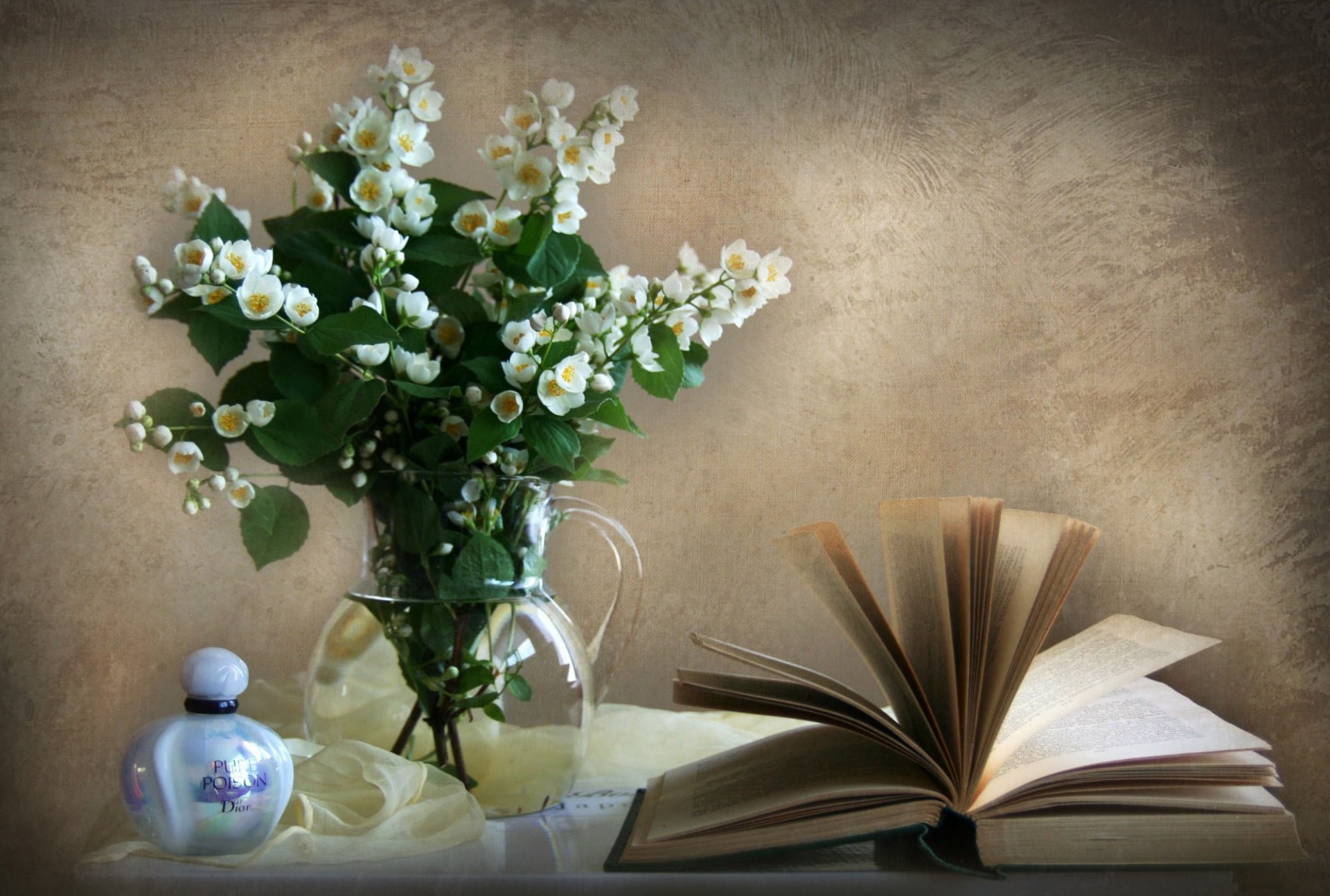 jasmin vase buch parfüm wand