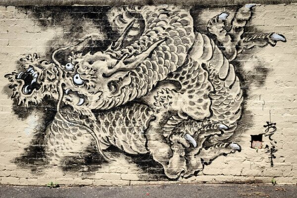 Graffiti-Drache an der hellen Wand