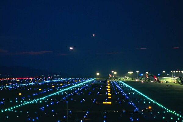 Die Lichter der Startbahn am Flughafen