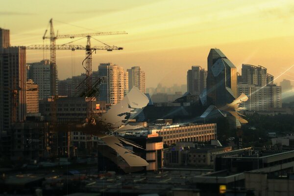 Morgen über der Stadt, hohe Gebäude, Kräne