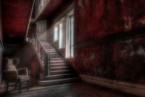 Einsamer Sessel in der Nähe der Treppe