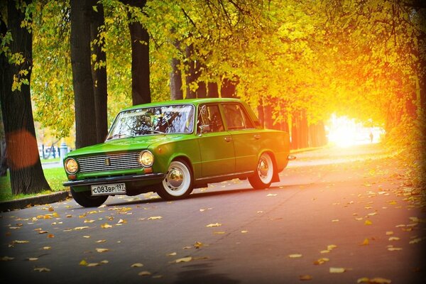 Grüne Lada auf der Herbststraße