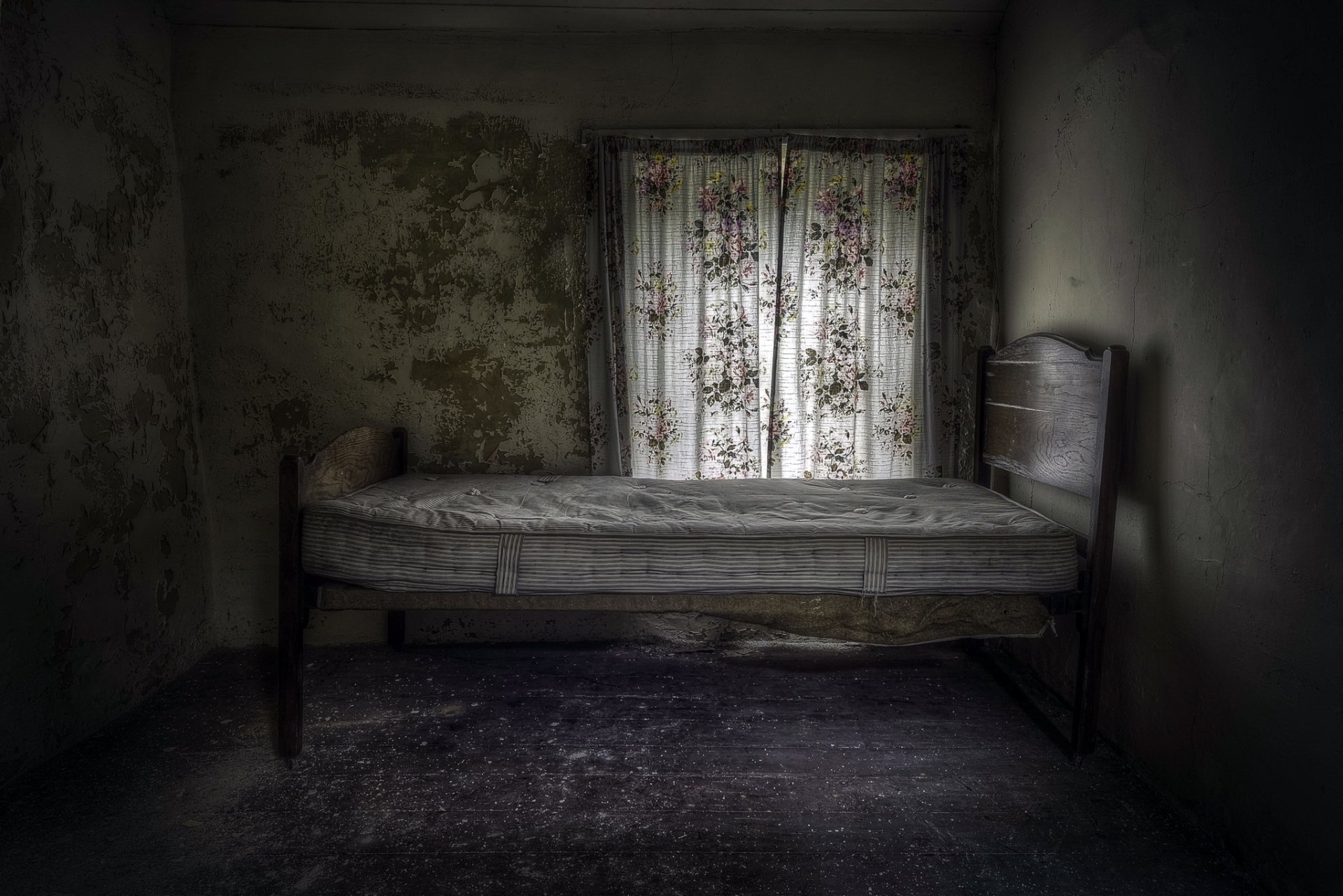 zimmer bett fenster