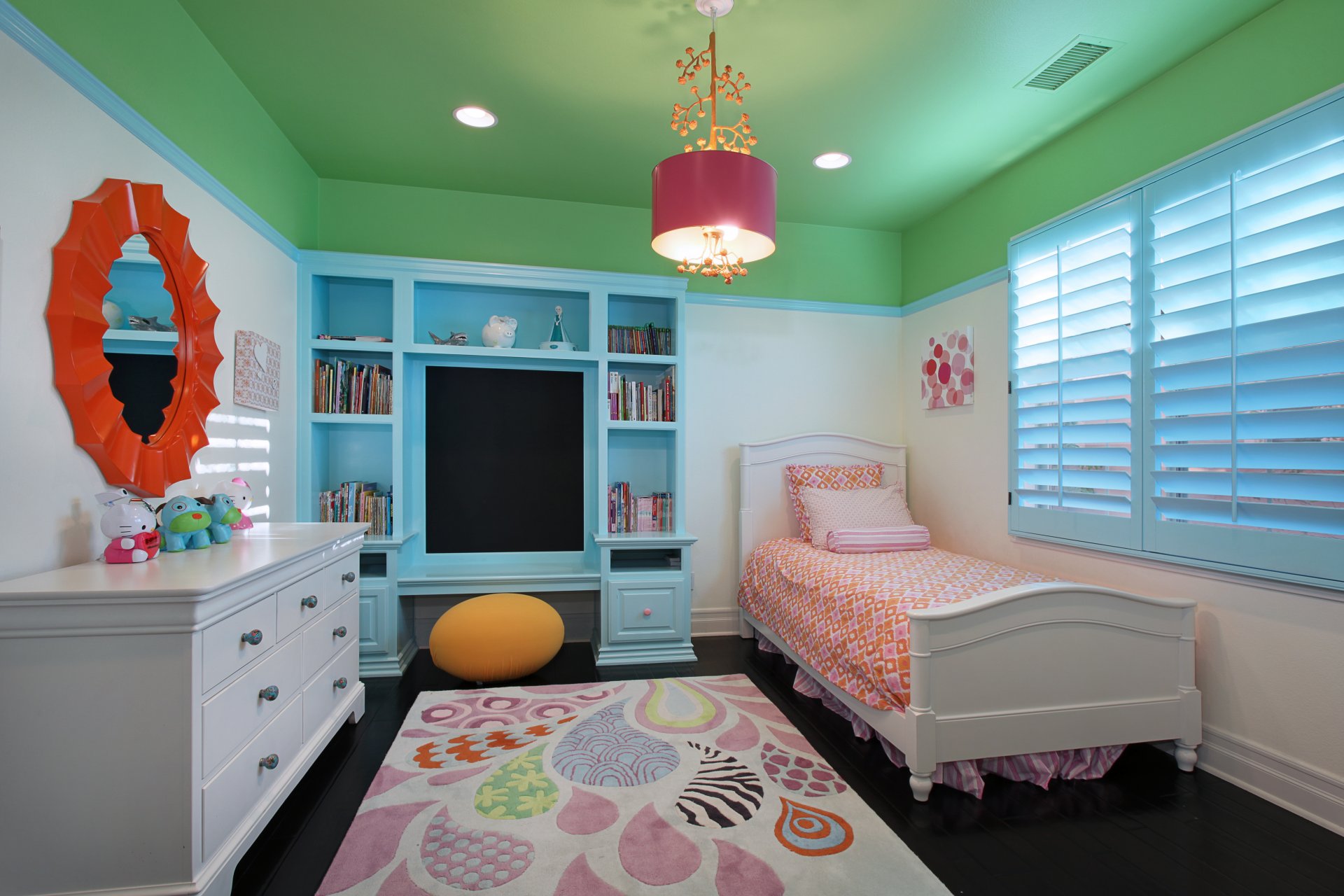 interieur design schlafzimmer kinderzimmer bett kronleuchter foto
