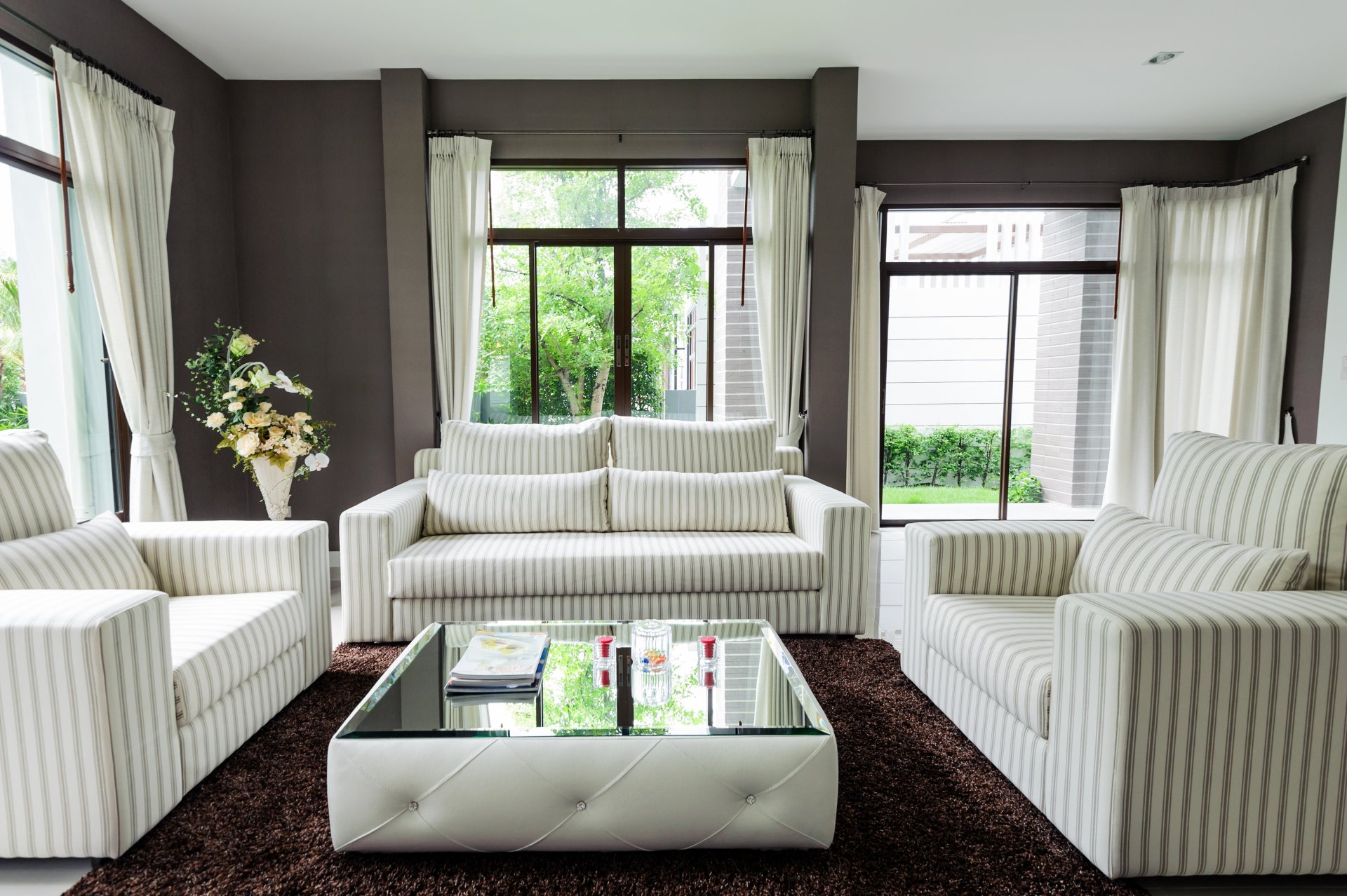 interieur design wohnzimmer sofa tisch teppich vorhänge foto