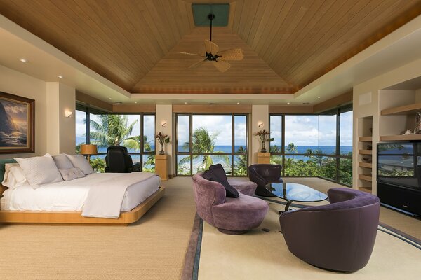 Hotelzimmer und das Meer vor dem Fenster
