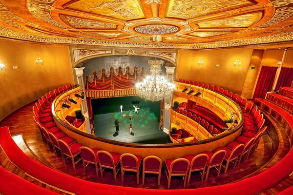 Blick vom Balkon auf die Theaterbühne