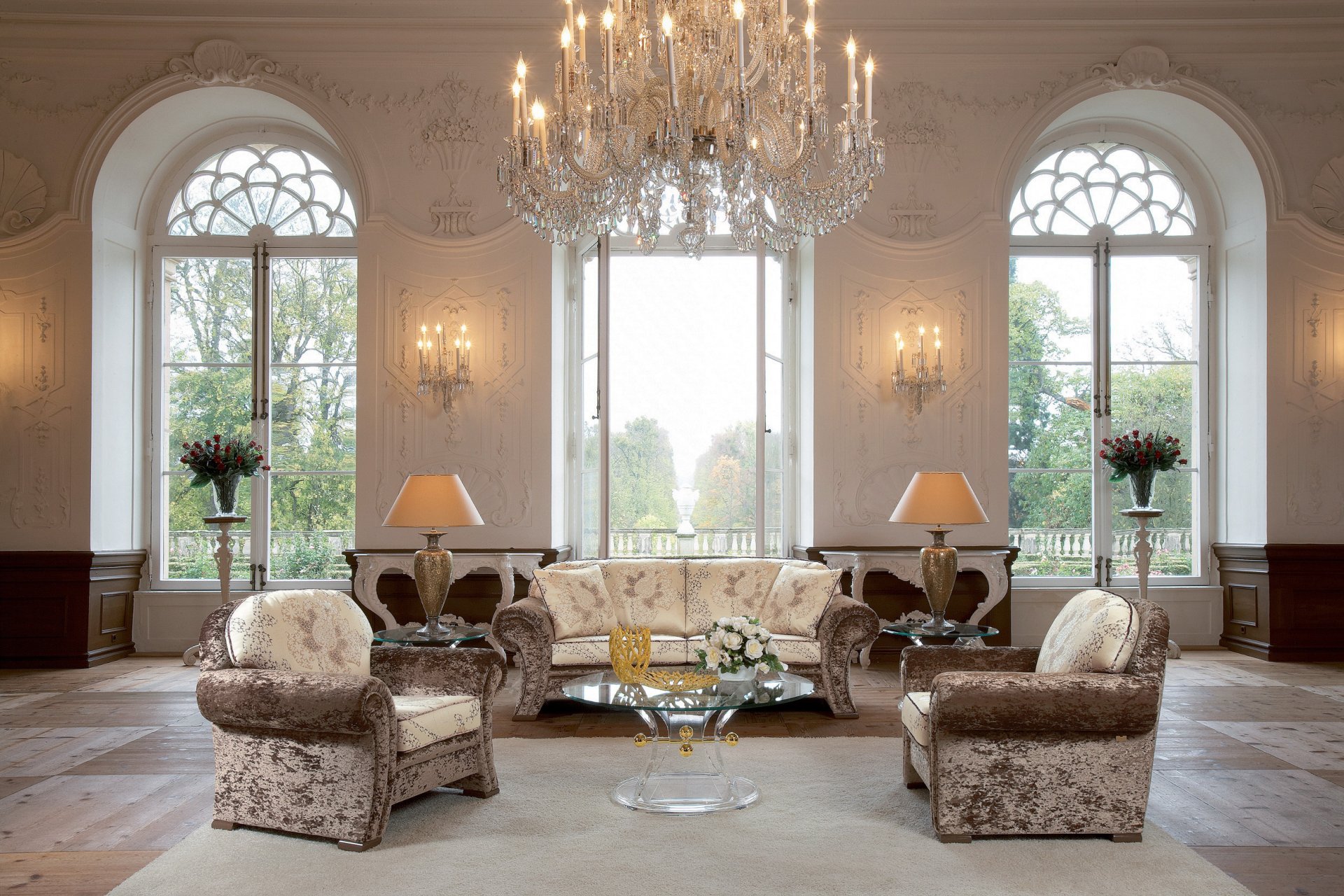 interieur design stil hausschloss vase rosen große fenster kronleuchter lampe möbel sofa sessel beistelltisch