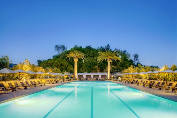 Ein langer Pool mit Liegestühlen am Umfang