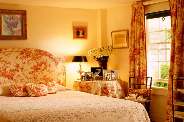 Schlafzimmer im warmen Landhausstil
