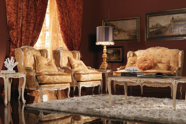 Das elegante Interieur des Wohnzimmers in Goldtönen
