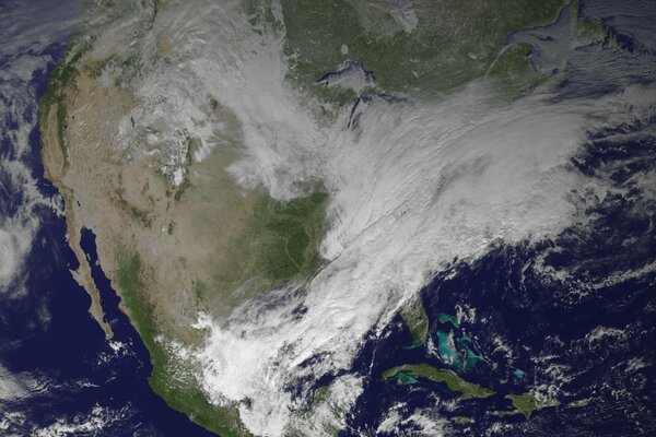 Weiße Luftwolken über Nordamerika. Foto vom Satelliten