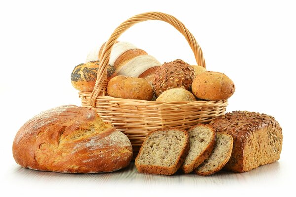 Großer Brotkorb mit verschiedenen Broten und Brötchen