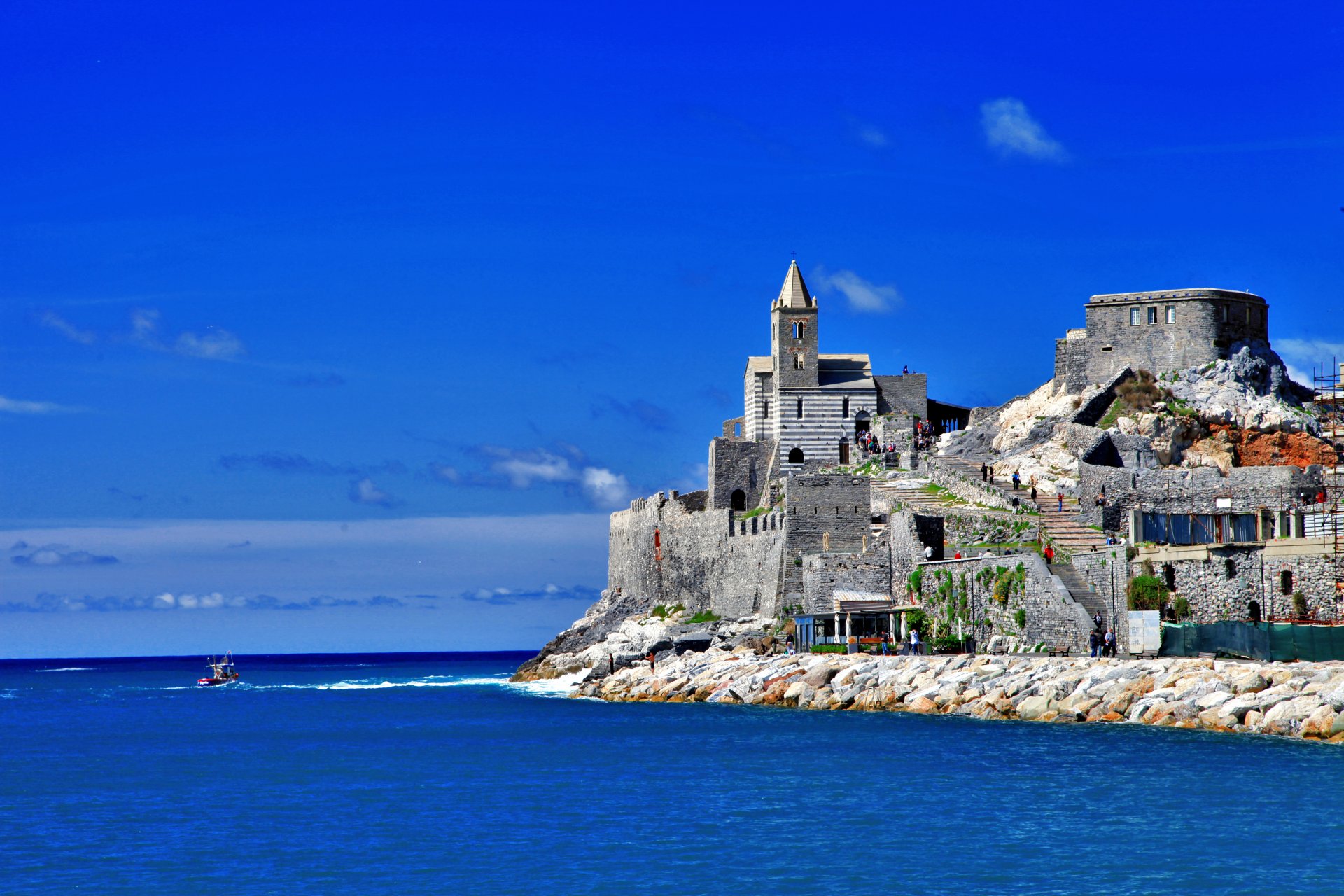portovenere cinque terre italien san pietro iglesia cinque terre kirche himmel meer boot menschen turm haus