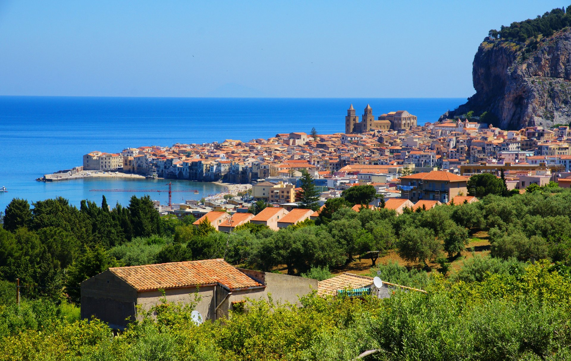 italien cefalù sizilien italien meer stadt stadt berg häuser bäume