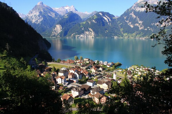 Ein Blick von oben auf die Schweiz. Die Umgebung der Berge. Natürlicher Genuss