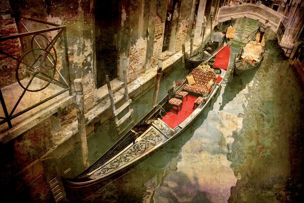 Eine schwebende Gondel in einem der Kanäle von Venedig