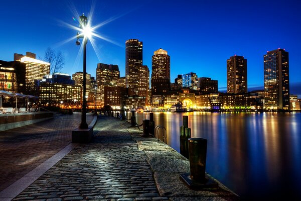 Schöne Aussicht von der Uferpromenade in den USA auf Wolkenkratzer