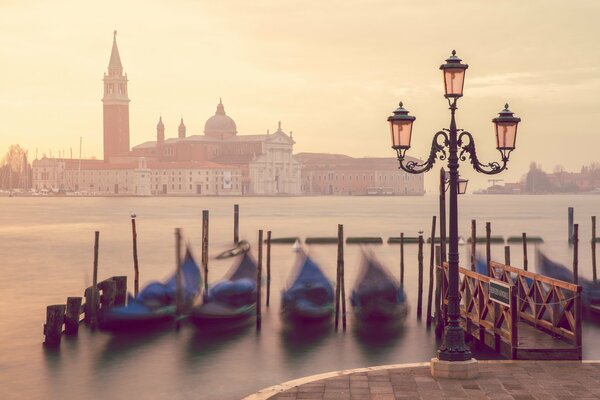 Der Kanal in Venedig. Gondeln