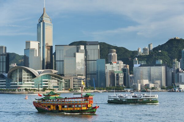 Blick auf die Wolkenkratzer von Hongkong und den Hafen mit Schiffen