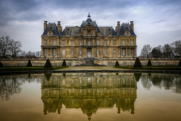 Das Schloss spiegelt sich im ruhigen Wasser wider