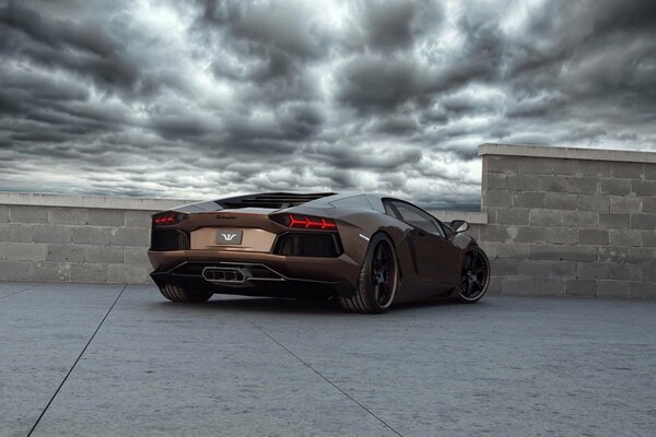 Entzückender Lamborghini bei einem Fotoshooting unter einem atemberaubenden Himmel