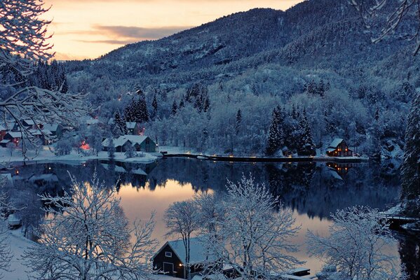 Winter norwegisches Dorf am Ufer