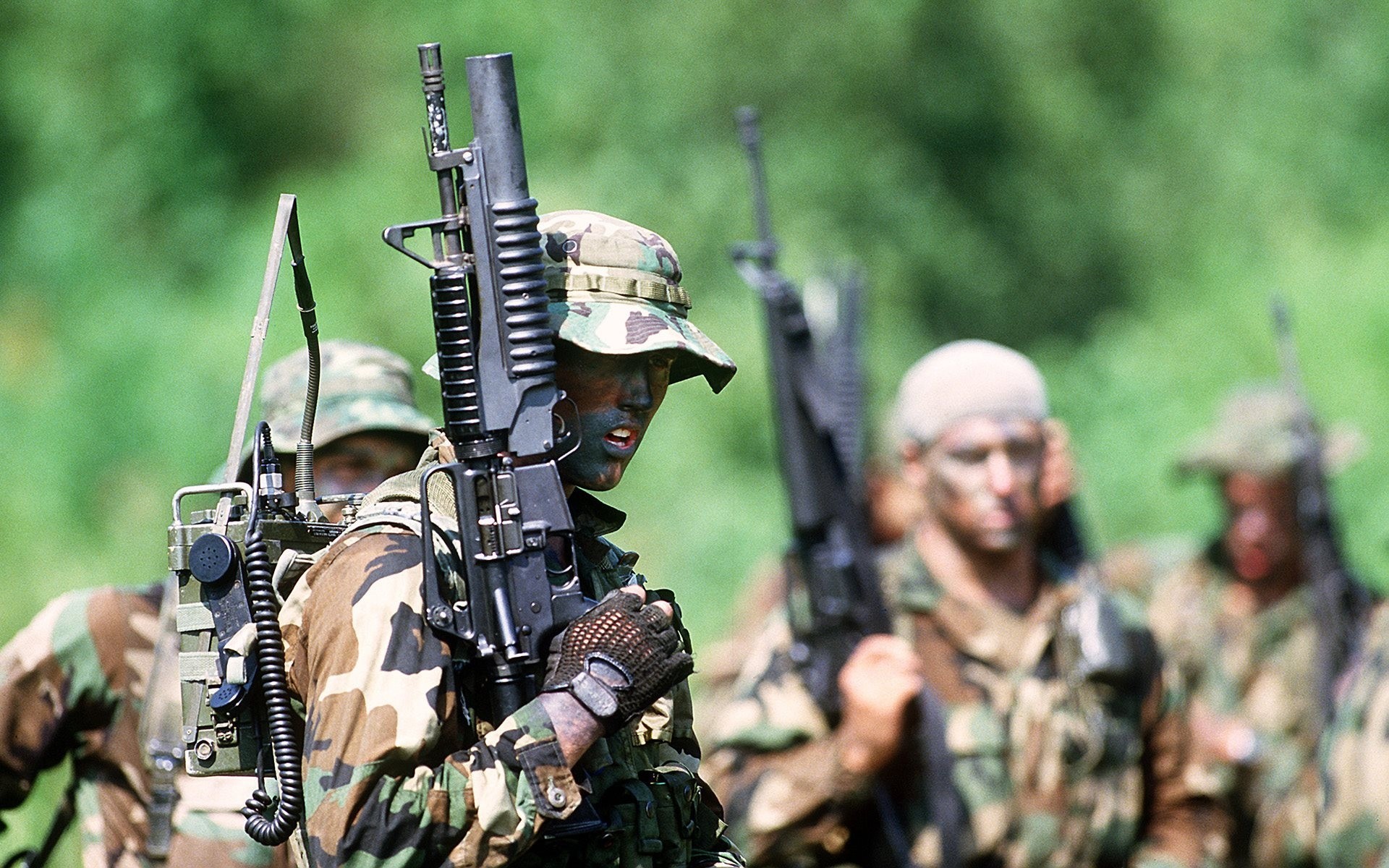 waffe radio soldaten männer tarnung pistolen militär