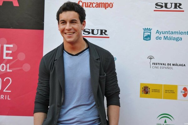 Mario Casas mit einem schönen Lächeln